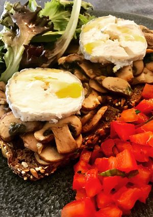 Une photo de Tartines aux champignons et Sainte-Maure