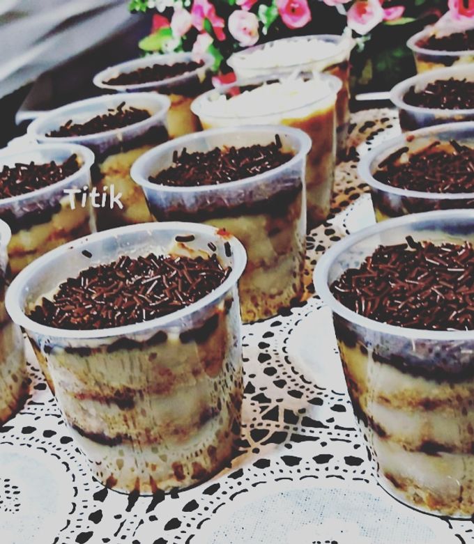 Dessert box mini dalam cup kecil berisi tiramisu lembut dengan taburan cokelat yang menggoda