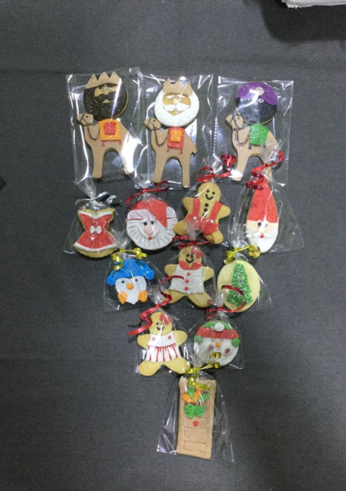 Una foto de Galletas 🍪 de mantequilla decoradas con fondant de NAVIDAD 🎄🎁