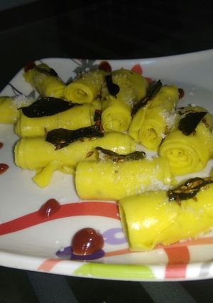 गुजराती स्पेशल खांडवी (gujarathi khandvi recipe in hindi) रेसिपी मुख्य फोटो