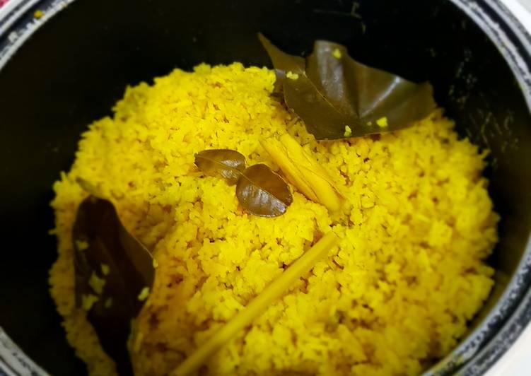 Cara Gampang Menyiapkan Nasi Kuning Magic Com, Enak Banget