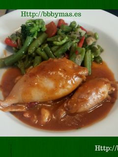 Una foto de Calamares rellenos con guarnición de verduras