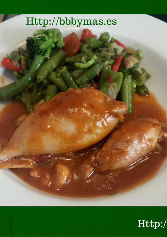 Una foto de Calamares rellenos con guarnición de verduras
