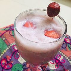 Strawberry-Apple smoothie with cinnamon powder A picture of Strawberry-Apple smoothie with cinnamon powder.