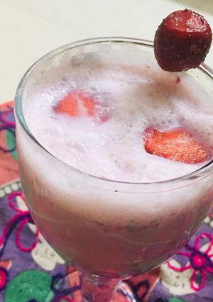 A picture of Strawberry-Apple smoothie with cinnamon powder.