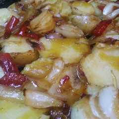 A picture of Papas al horno con cebollas y morrón.