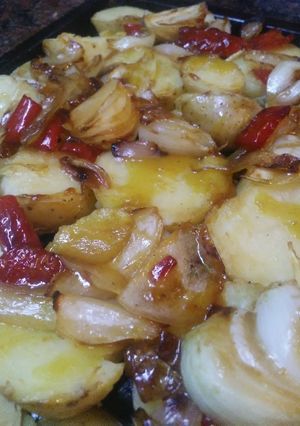Una foto de Papas al horno con cebollas y morrón