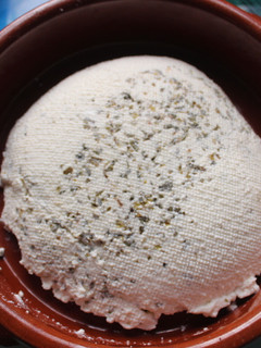 Una foto de Queso casero con orégano de leche pasteurizada