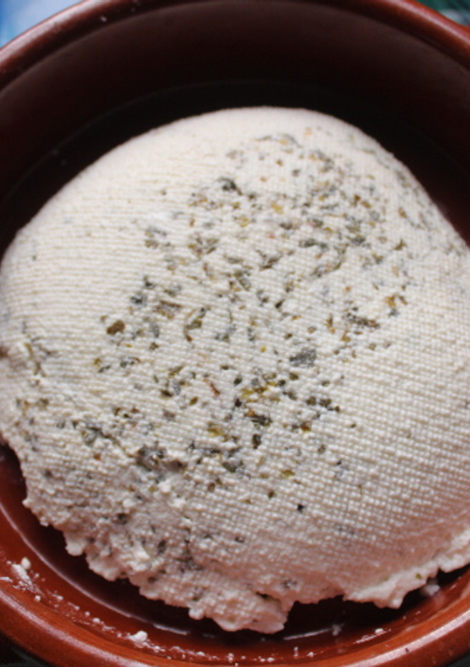 Una foto de Queso casero con orégano de leche pasteurizada