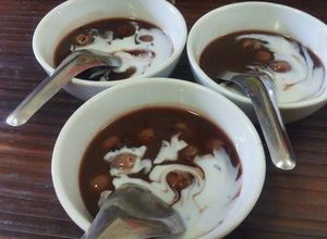 Hình của món Chè gạo nếp cẩm, long nhãn, cốt dừa.