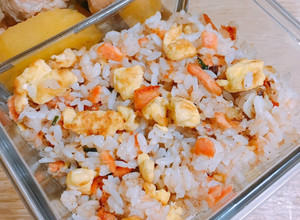 ［清冰箱］一人份鮭魚蛋炒飯 的食譜成品照片