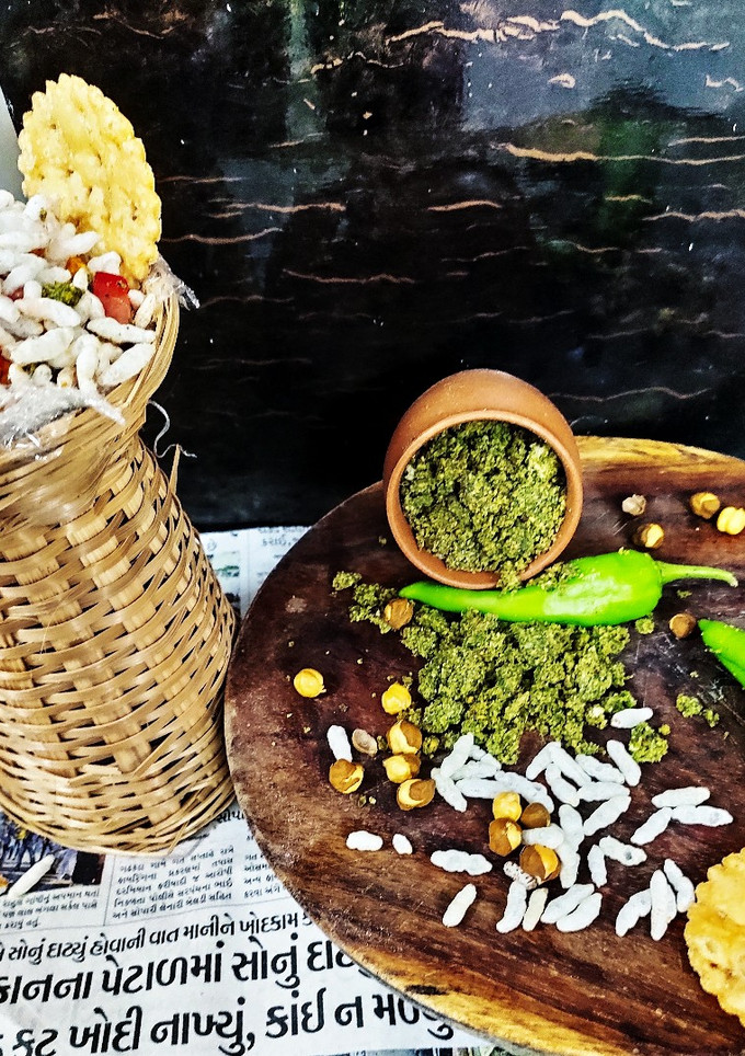 ડ્રાય ગ્રીન ચટણી (Dry Green Chutney Recipe In Gujarati) રેસીપી મુખ્ય ફોટો