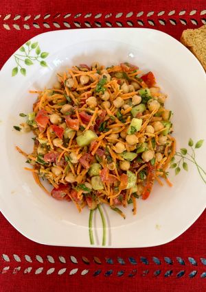 Φωτογραφία της συνταγής 👩🍳 Αρωματική σαλάτα 🌿 με ρεβίθια και Βελούδινη σάλτσα 😊