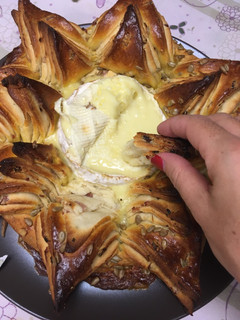Una foto de Pan de bacon con queso camembert
