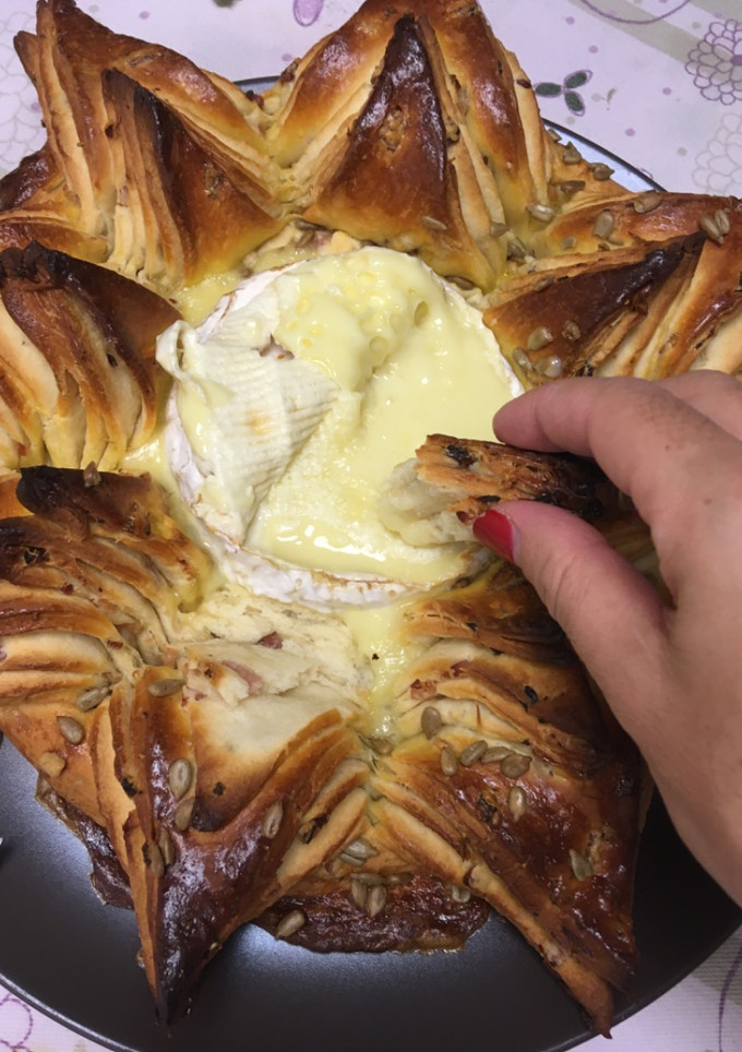Una foto de Pan de bacon con queso camembert