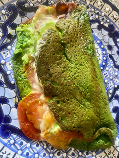 Una foto de Tortilla de espinacas rellena