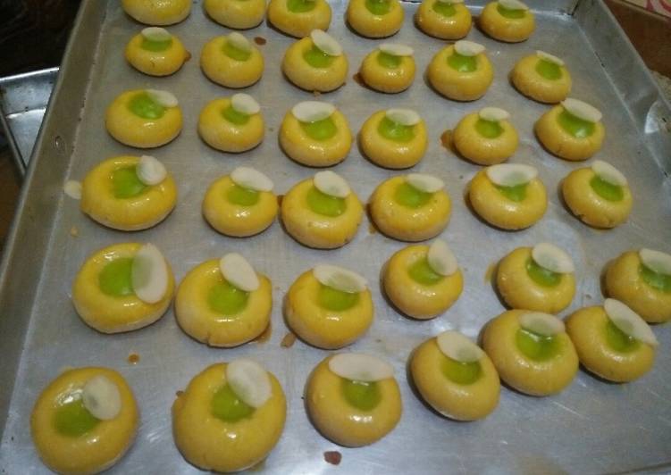 Langkah Mudah untuk Membuat Almond cookies kue kering yang Lezat Sekali