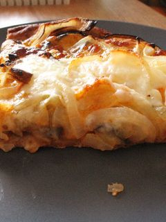 Una foto de Pizza de berenjenas, cebolla, tomatitos y mozzarella