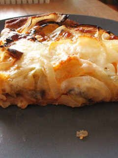 Una foto de Pizza de berenjenas, cebolla, tomatitos y mozzarella