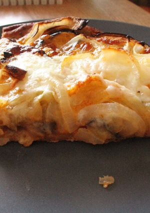 Una foto de Pizza de berenjenas, cebolla, tomatitos y mozzarella