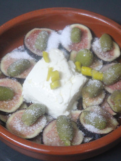 Una foto de Ensalada de higos con queso y aceitunas