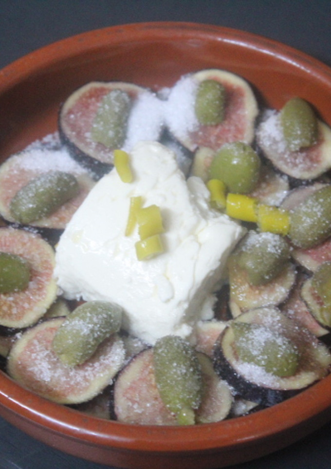 Una foto de Ensalada de higos con queso y aceitunas