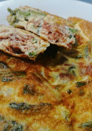 Una foto de Tortilla de espárragos con jamón