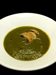 Una foto de Crema de espinacas y champiñones