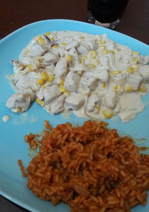 Una foto de Pollo en crema con elote, acompañado de arroz