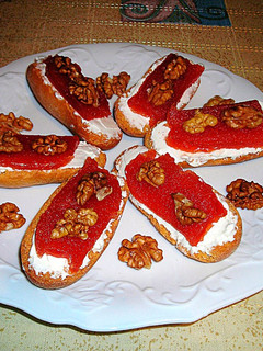 Una foto de Panecillos integrales crujientes con queso crema y membrillo