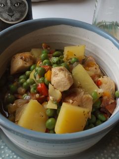 Una foto de Guisado de pollo con patatas y pimientos variados