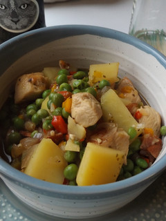 Una foto de Guisado de pollo con patatas y pimientos variados