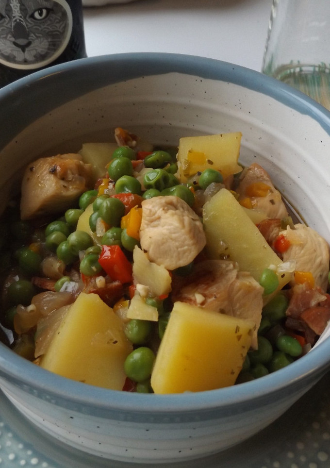Una foto de Guisado de pollo con patatas y pimientos variados