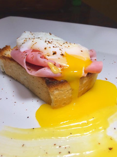 Una foto de Sándwich benedictino - tostada con jamón y huevo poché