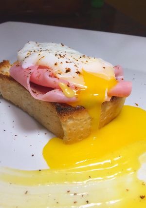 Una foto de Sándwich benedictino - tostada con jamón y huevo poché