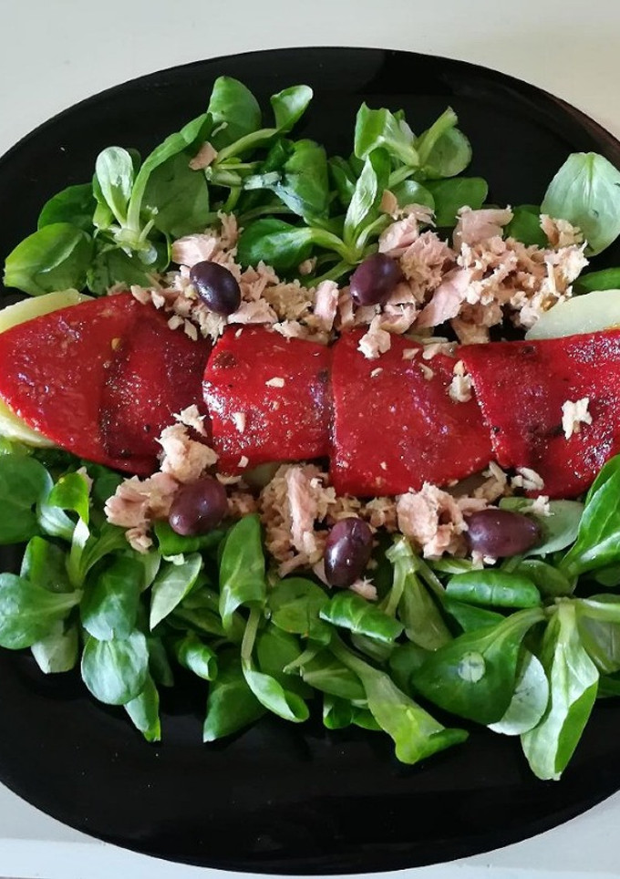 Una foto de Ensalada de pimientos del piquillo