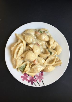 A picture of White sauce pasta.