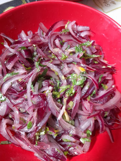 Una foto de Ensalada de cebolla morada
