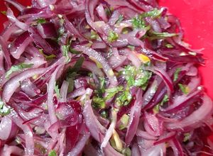 Una foto de Ensalada de cebolla morada