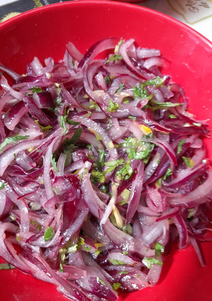Una foto de Ensalada de cebolla morada