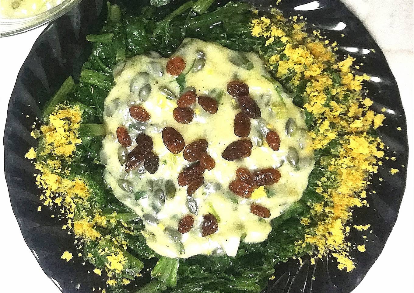 Acelgas a la crema con pasas y pipas de calabaza