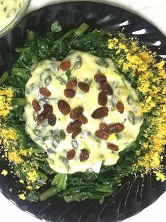Una foto de Acelgas a la crema con pasas y pipas de calabaza