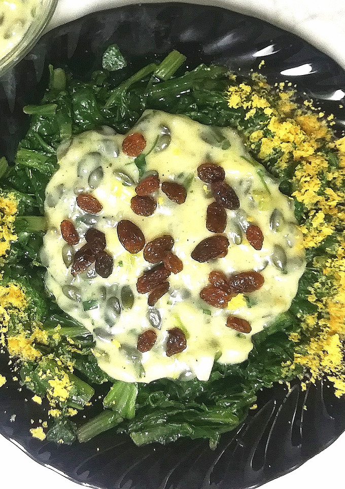 Una foto de Acelgas a la crema con pasas y pipas de calabaza