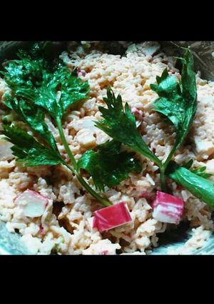 Una foto de Ensalada de kanikama, arroz, apio, y palmitos