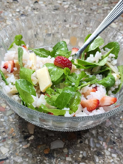 Una foto de Ensalada de arroz con rúcula🌿, frutillas🍓 y queso Mardelplata 🧀