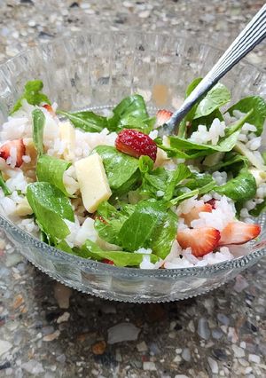 Una foto de Ensalada de arroz con rúcula🌿, frutillas🍓 y queso Mardelplata 🧀