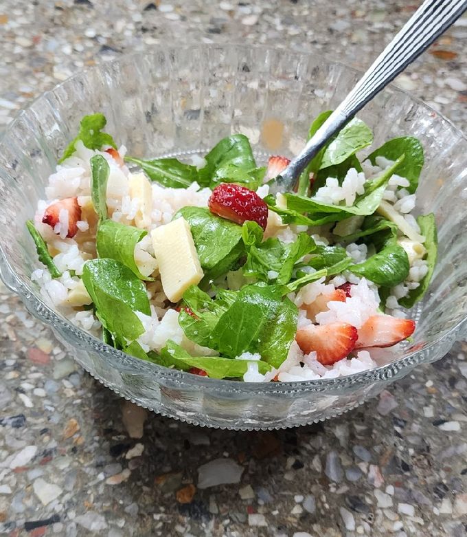 Una foto de Ensalada de arroz con rúcula🌿, frutillas🍓 y queso Mardelplata 🧀