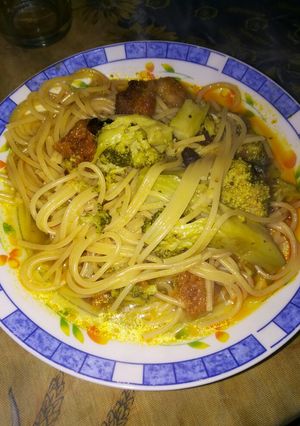 Una foto de Fideos con brócolis