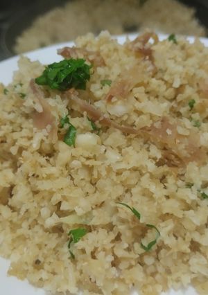 Una foto de Coliarroz🍚con tocineta🥓, ajo🧄 y perejil🥡🍱🍛