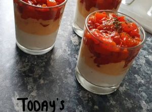 Une photo de Verrine aux poivrons, chorizo et Saint-Agur
